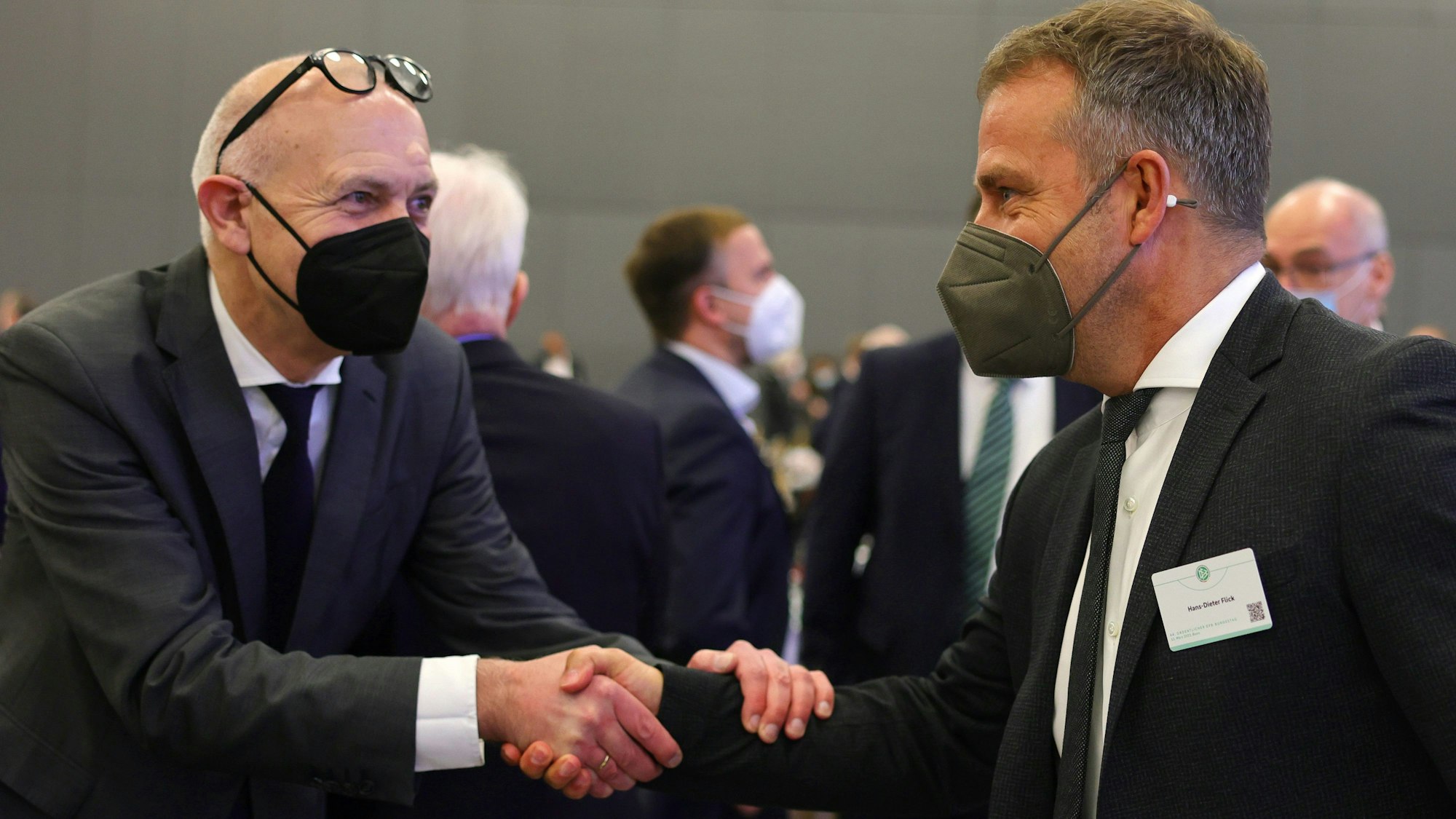 Bernd Neuendorf und Hans-Dieter Flick geben sich die Hände.