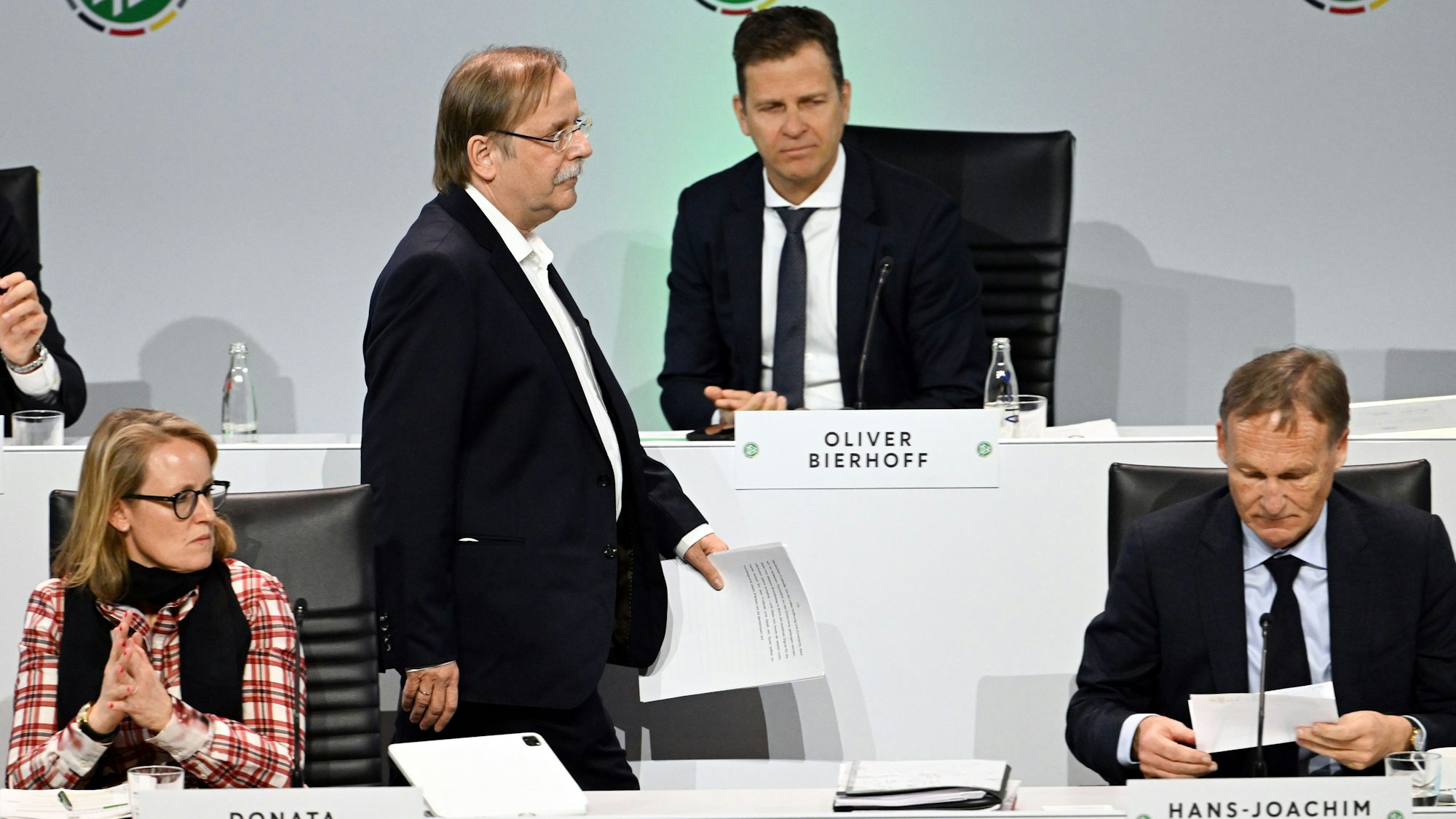 Rainer Koch (2.v.l), DFB-Vizepräsident, geht zu seinem Platz auf dem Podium.