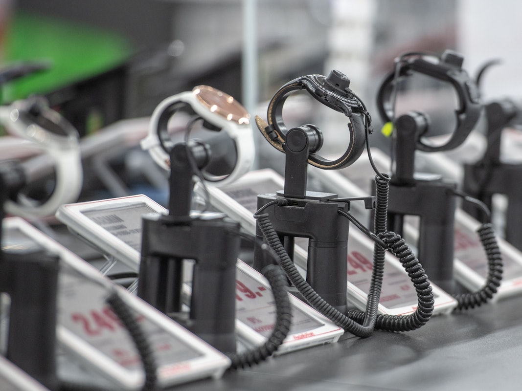 Smartwatches werden immer öfter im Alltag genutzt. Ein Unternehmen muss nun allerdings ein Gerät zurückrufen.