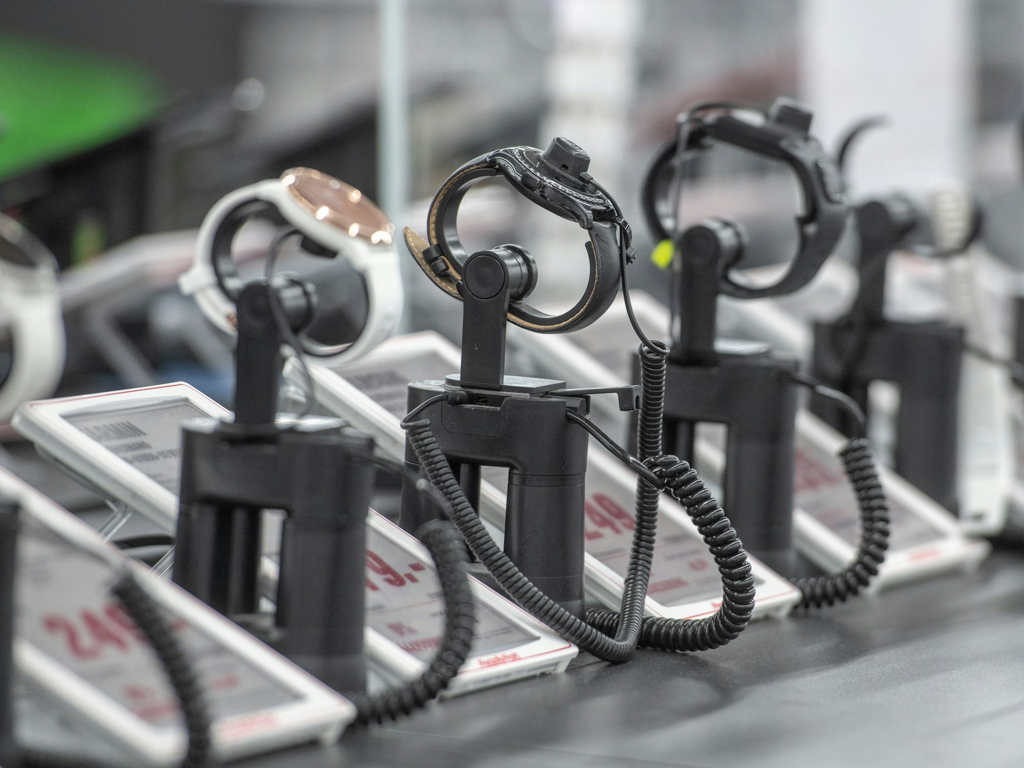 Smartwatches werden immer öfter im Alltag genutzt. Ein Unternehmen muss nun allerdings ein Gerät zurückrufen.