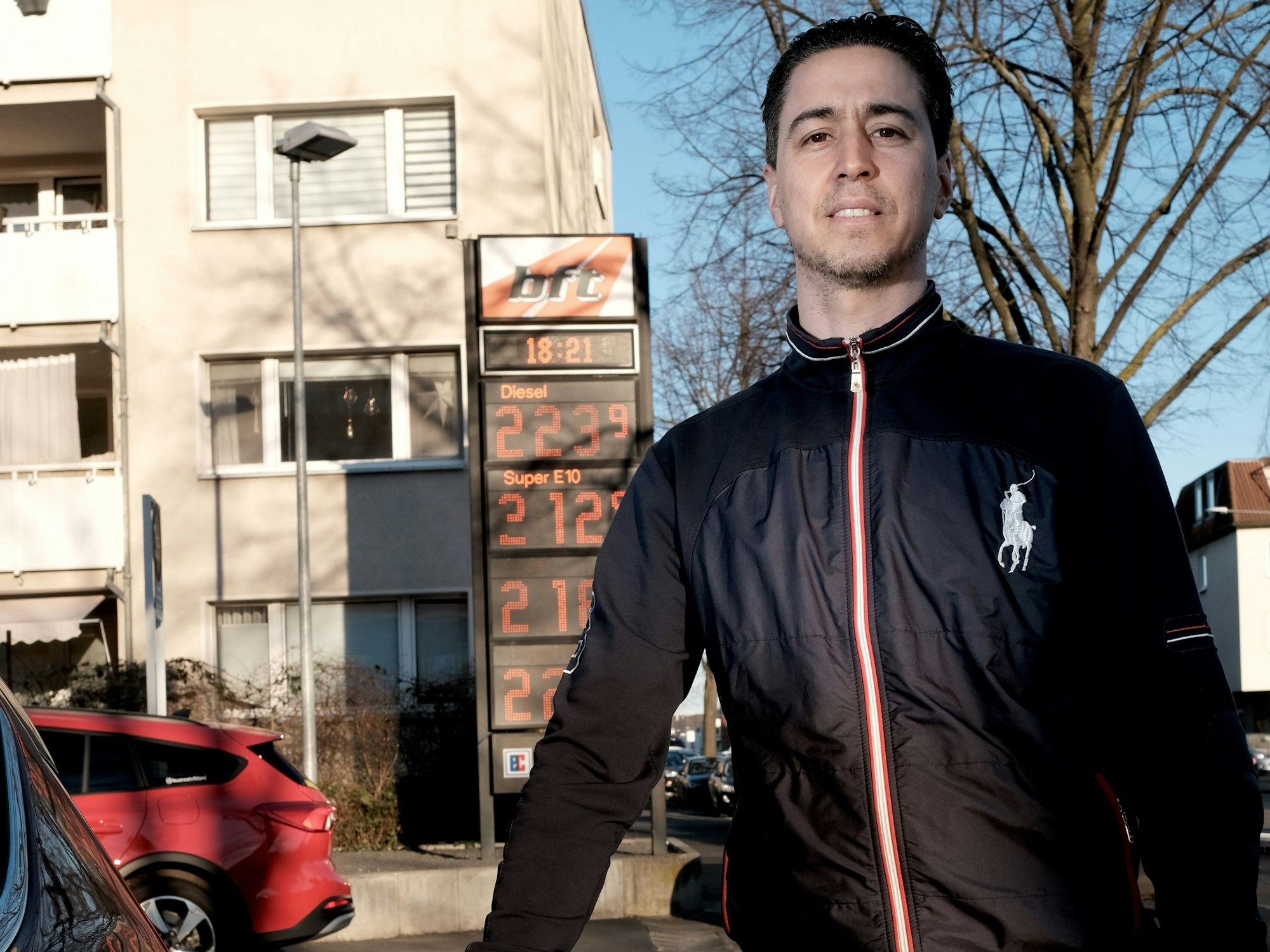 10.03.2022, Köln: Benzinpreis auf dem Allzeithoch. Mehmet Gölükcetin. Foto: Max Grönert