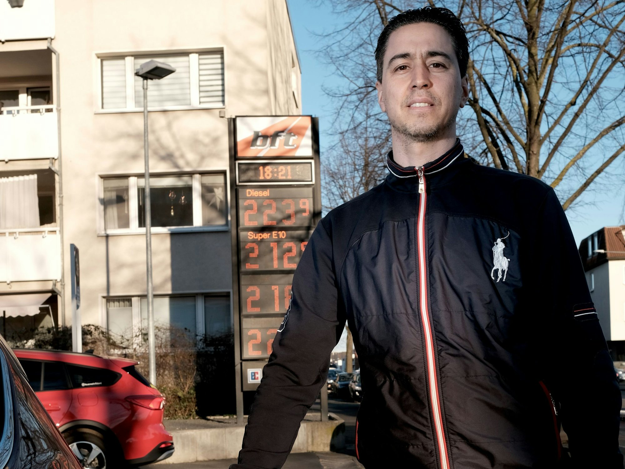10.03.2022, Köln: Benzinpreis auf dem Allzeithoch. Mehmet Gölükcetin. Foto: Max Grönert