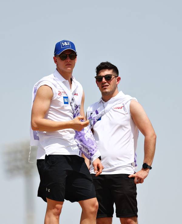 Mick Schumacher (Team Haas) zeigt in Bahrain seine Muskeln.