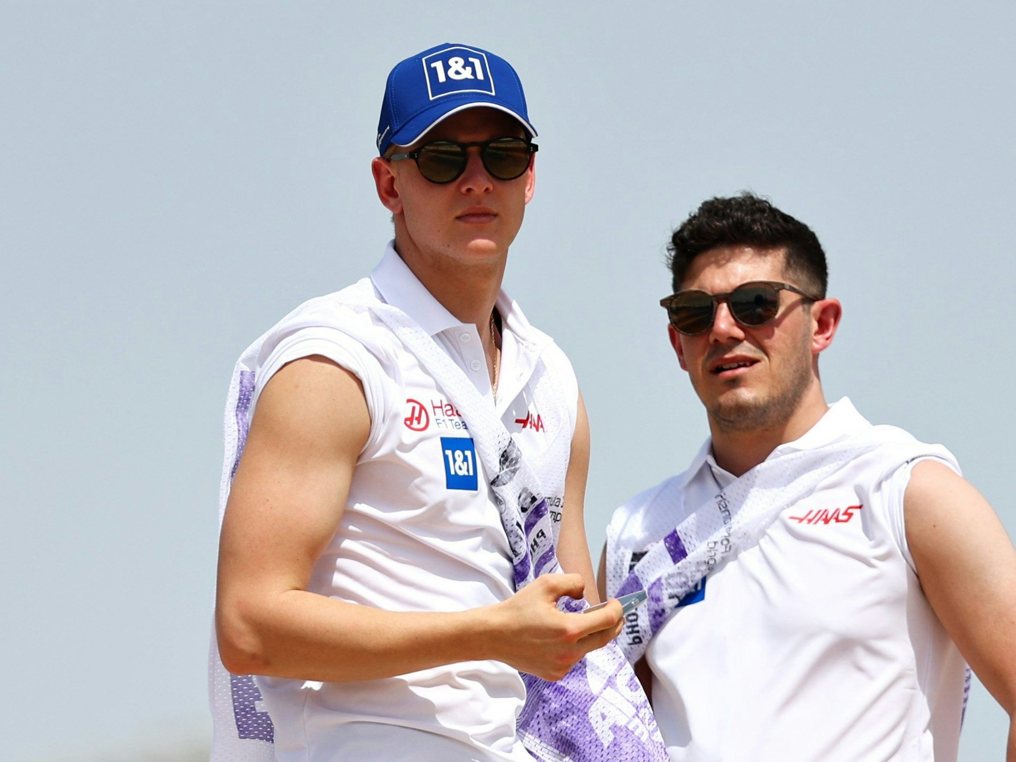 Mick Schumacher (Team Haas) zeigt in Bahrain seine Muskeln.