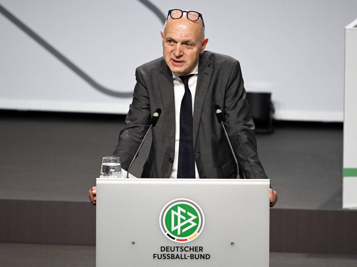 Bernd Neuendorf spricht vor der Versammlung.