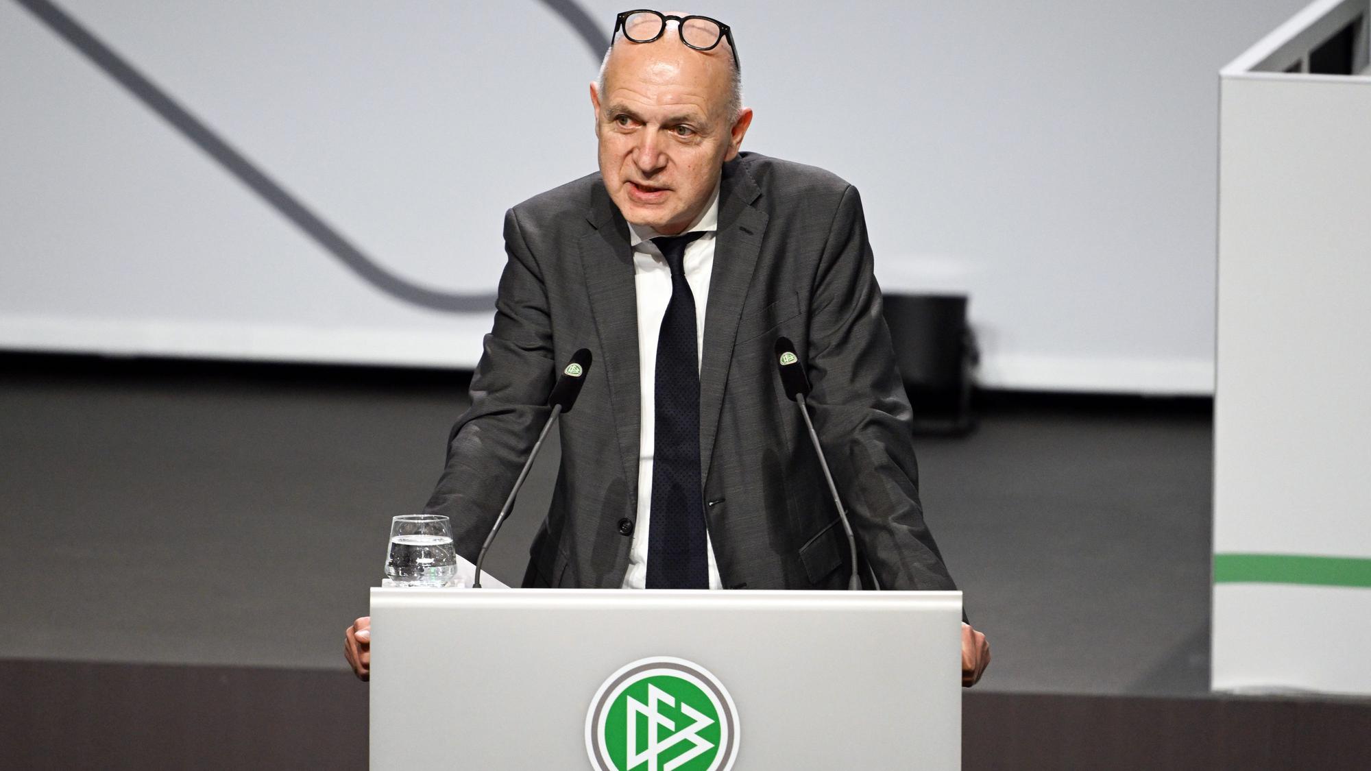 Bernd Neuendorf spricht vor der Versammlung.