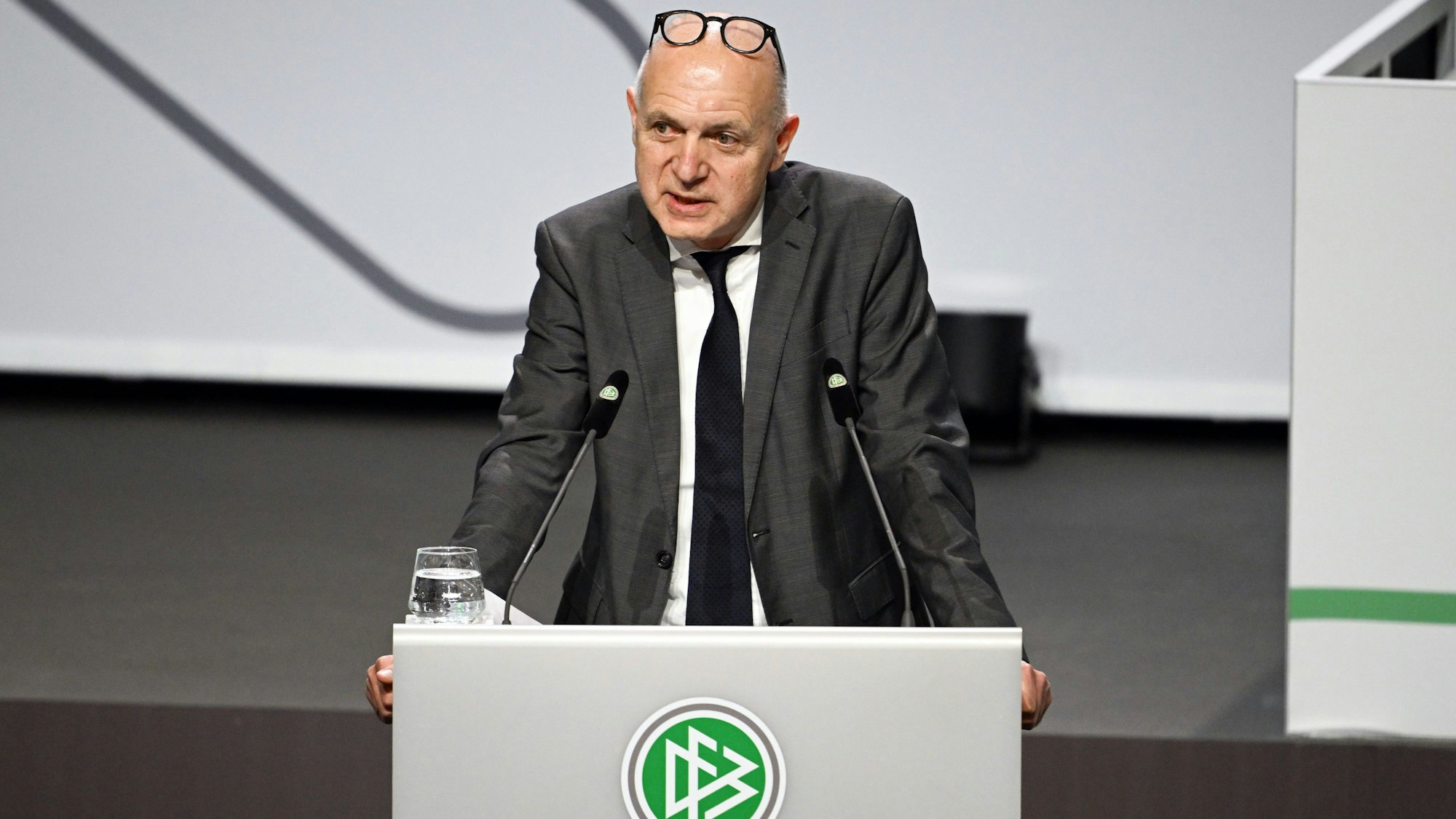 Bernd Neuendorf spricht vor der Versammlung.