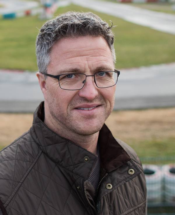 Der ehemalige Formel 1-Rennfahrer Ralf Schumacher auf der Kartbahn.