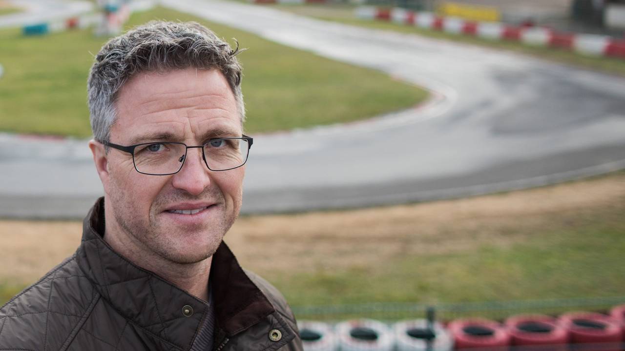 Der ehemalige Formel 1-Rennfahrer Ralf Schumacher auf der Kartbahn.