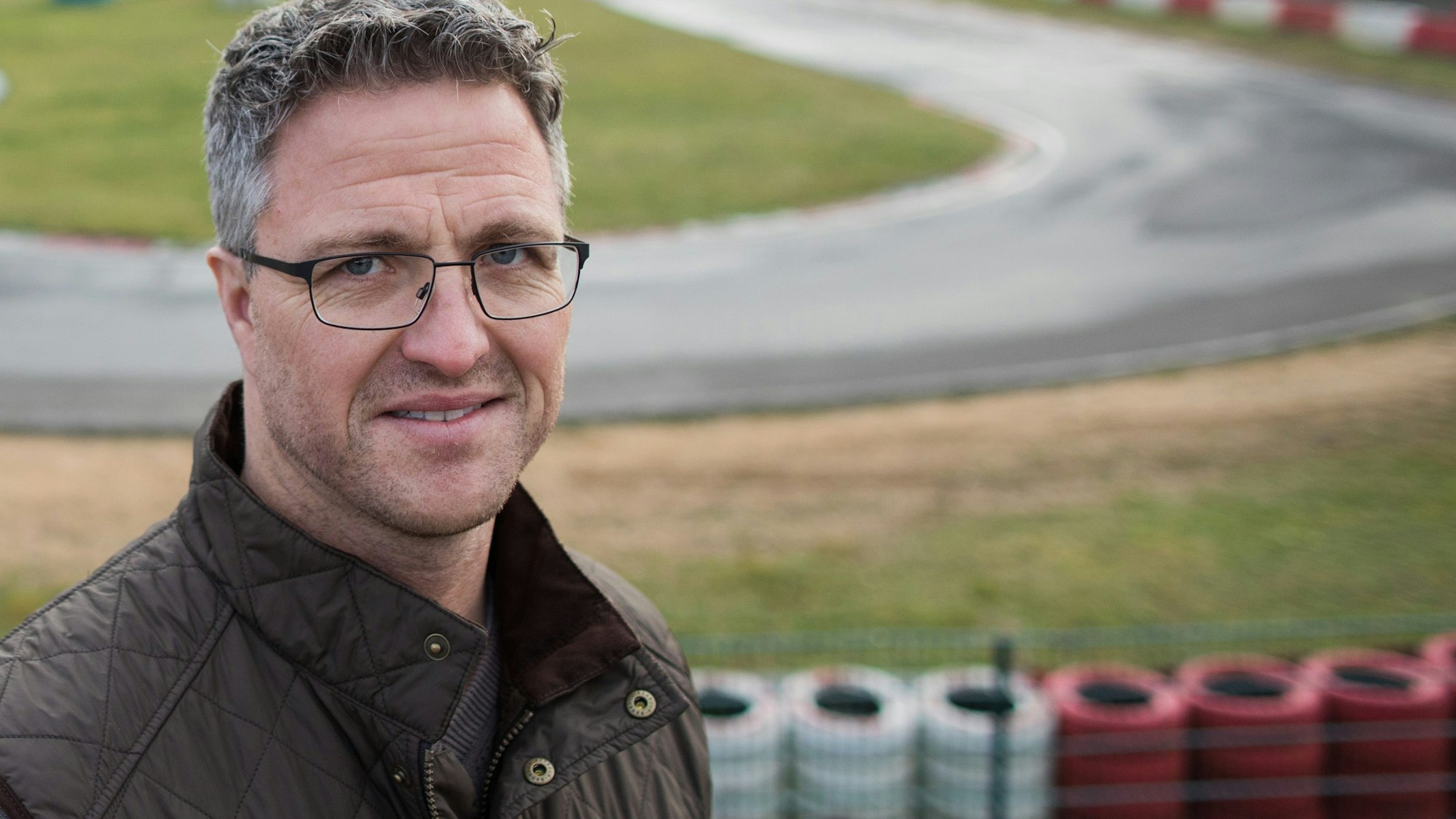 Der ehemalige Formel 1-Rennfahrer Ralf Schumacher auf der Kartbahn.