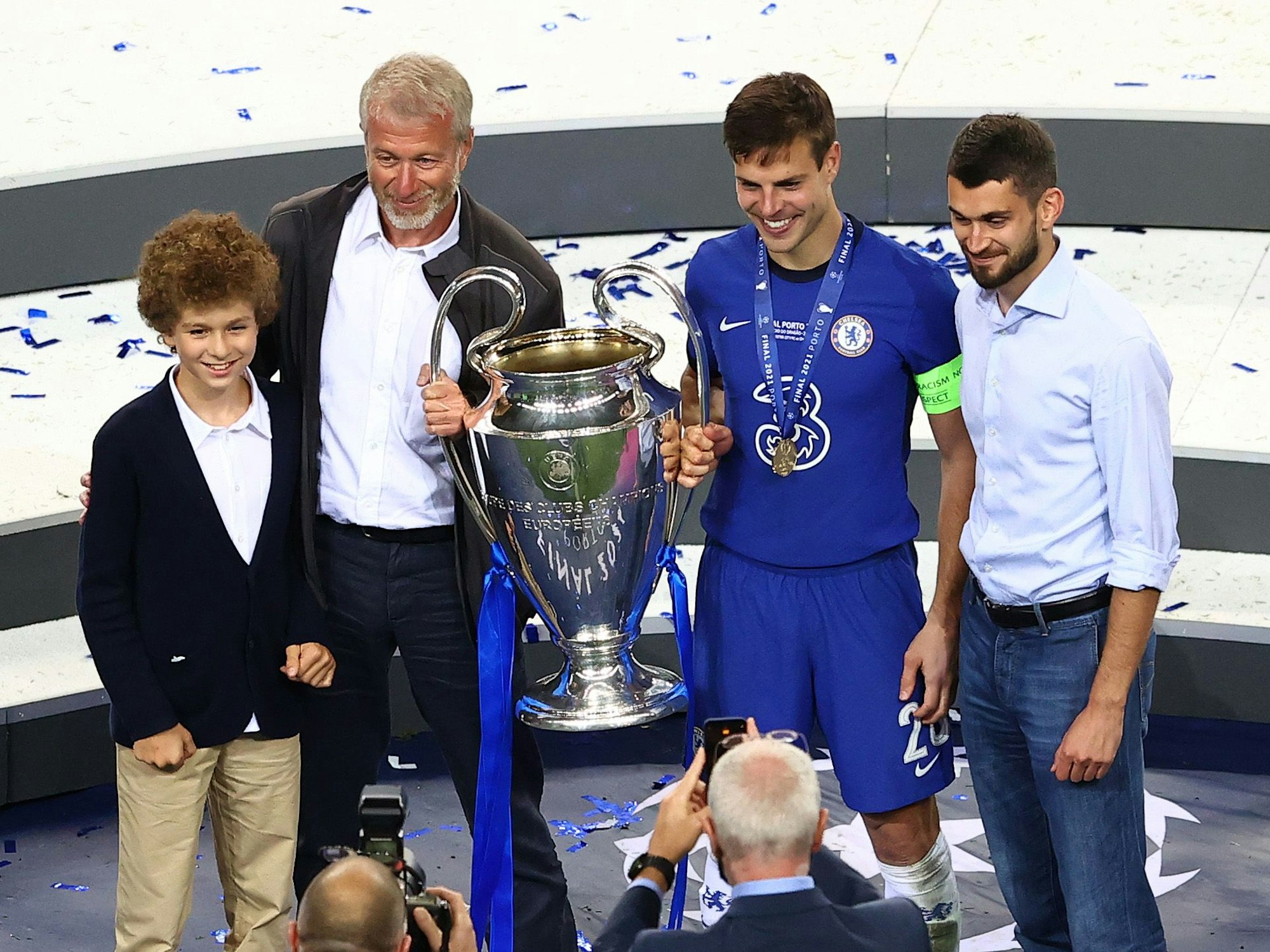 Roman Abramowitsch mit Sohn und Champions League Trophäe.