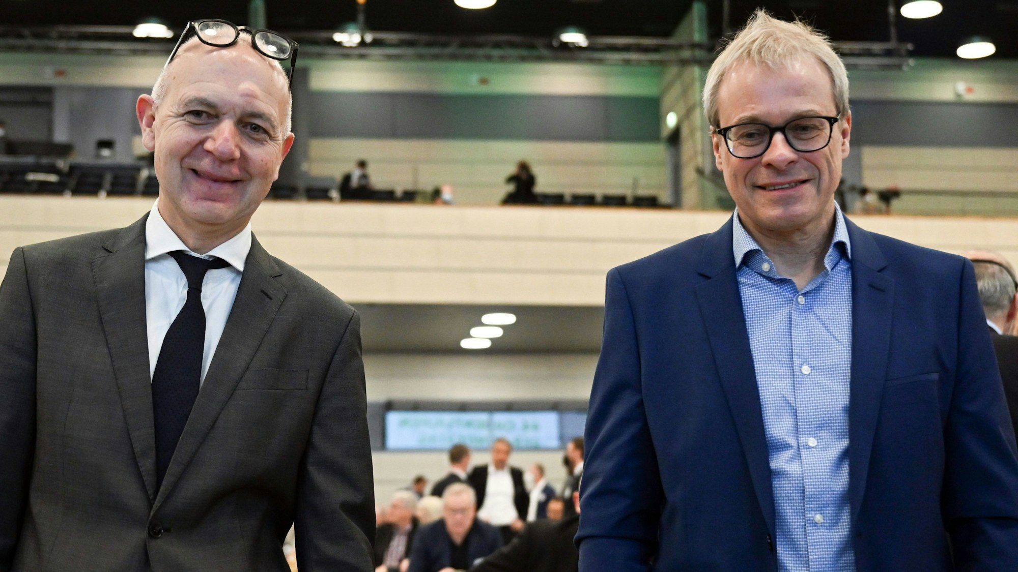 Die beiden Kandidaten für das Amt des DFB-Präsidenten, Bernd Neuendorf (l) und Peter Peters stehen vor der Versammlung zusammen.
