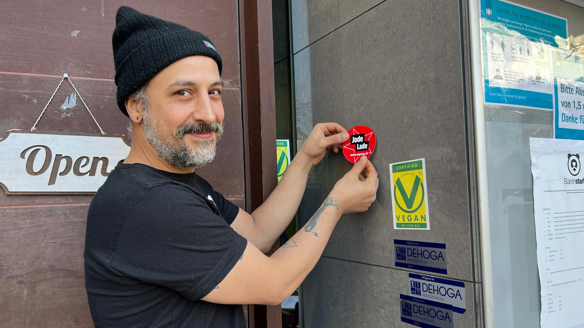 „Bärenstark“-Inhaber Mahmoud am Eingang seines Lokals