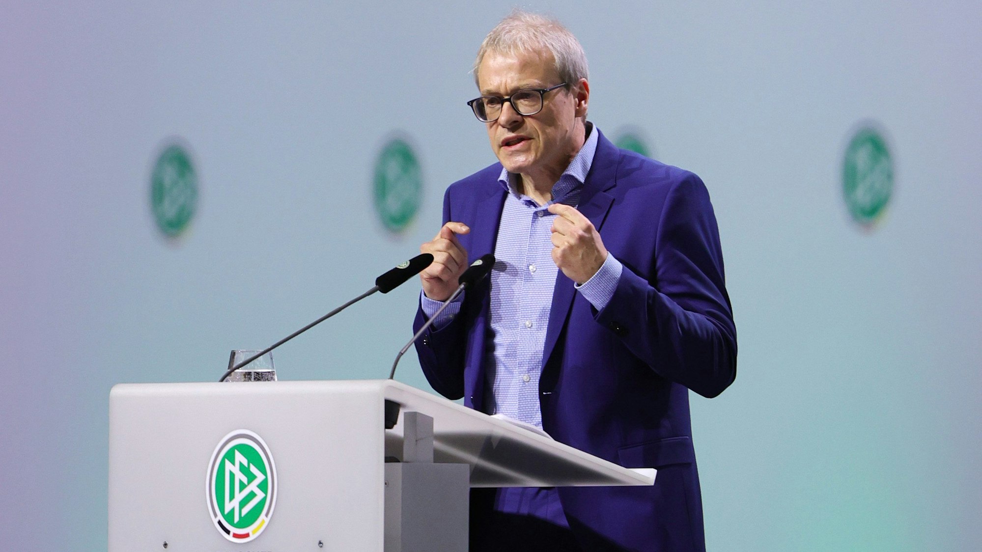 DFB-Präsidentschaftskandidat Peter Peters bei seiner Rede.