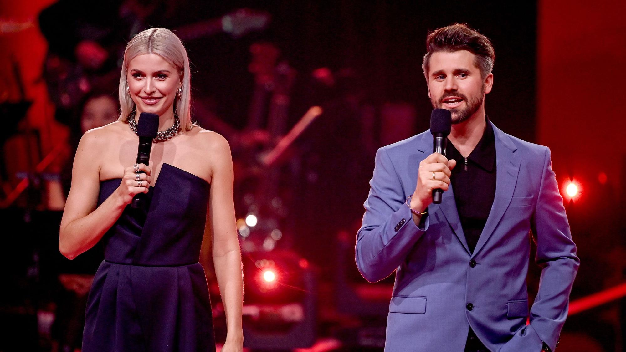 Die Moderatoren Lena Gercke und Thore Schölermann stehen auf der Bühne.