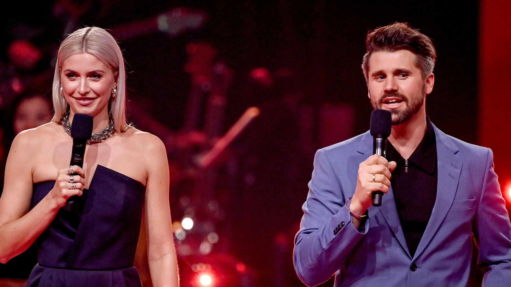 Die Moderatoren Lena Gercke und Thore Schölermann stehen beim Viertelfinale der Fernsehshow «The Voice of Germany» auf der Bühne. +++ dpa-Bildfunk +++