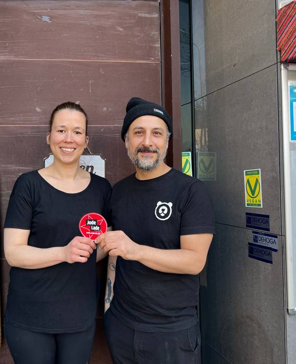 Das Team des Lokals „Bärenstark“ am Eingang des Ladens