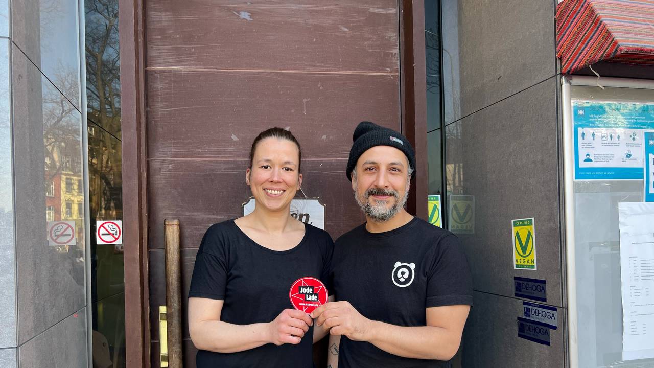 Das Team des Lokals „Bärenstark“ am Eingang des Ladens