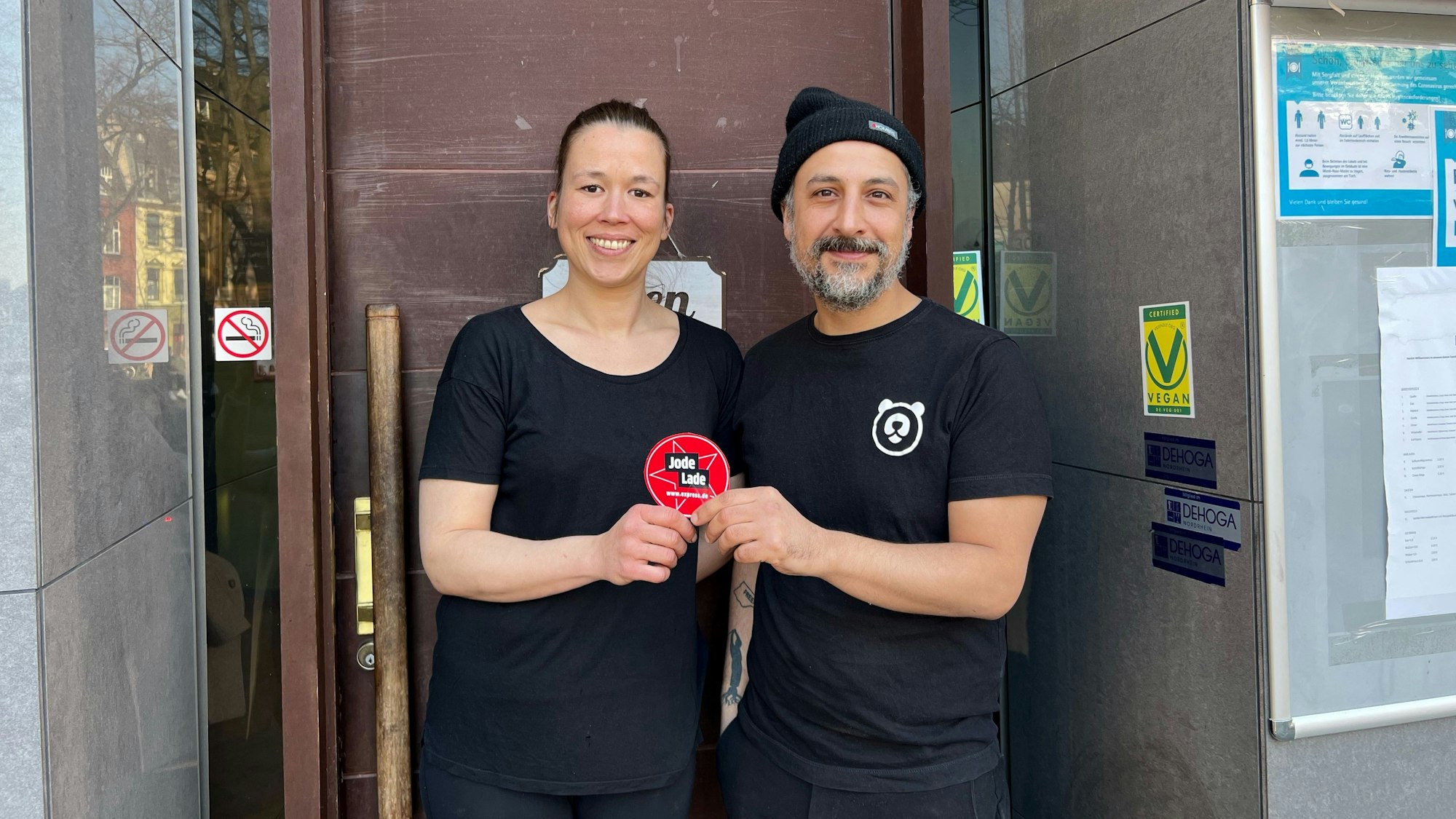 Das Team des Lokals „Bärenstark“ am Eingang des Ladens