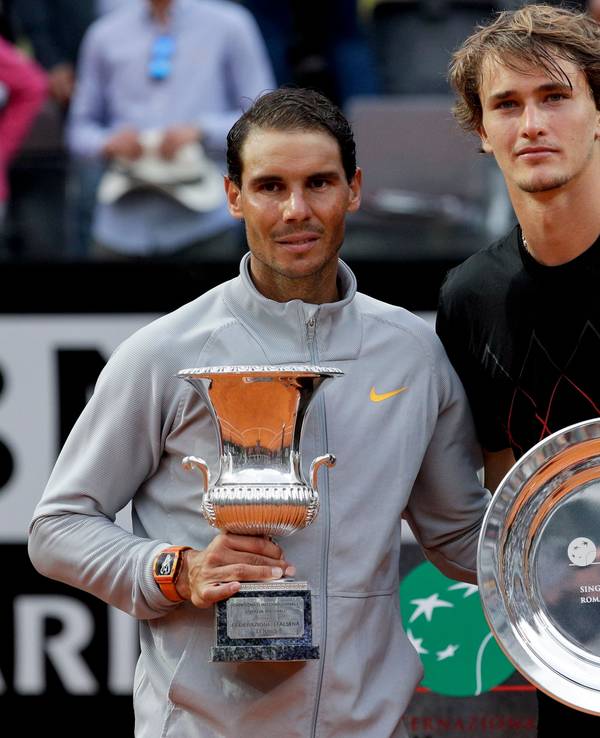 Rafael Nadal (l) hält den Siegerpokal und steht dabei neben Alexander Zverev. Tennisprofi Rafael Nadal hat die imposante Siegesserie von Alexander Zverev gestoppt und zum achten Mal das Masters-Turnier von Rom gewonnen.