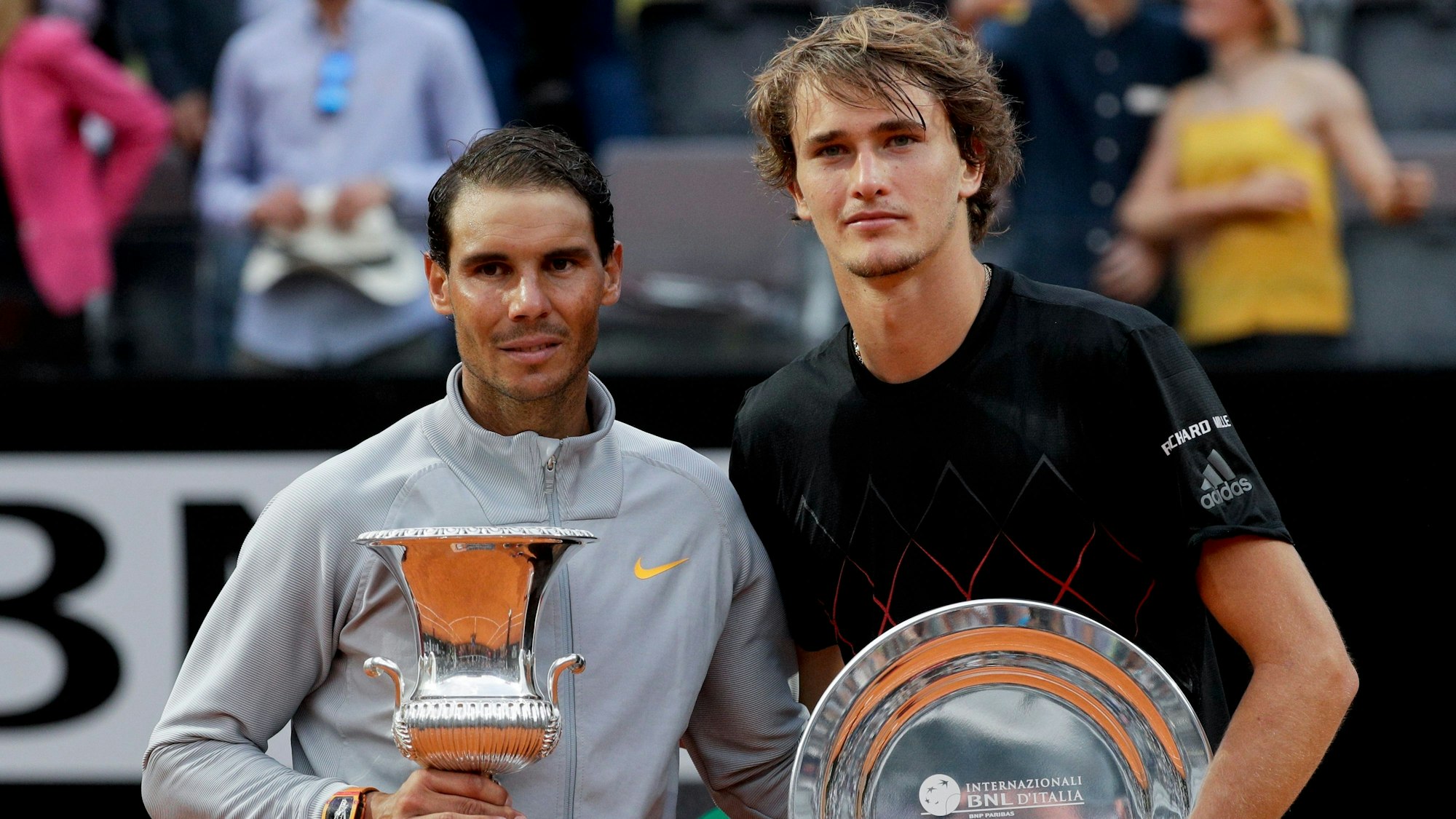 Rafael Nadal (l) hält den Siegerpokal und steht dabei neben Alexander Zverev. Tennisprofi Rafael Nadal hat die imposante Siegesserie von Alexander Zverev gestoppt und zum achten Mal das Masters-Turnier von Rom gewonnen.