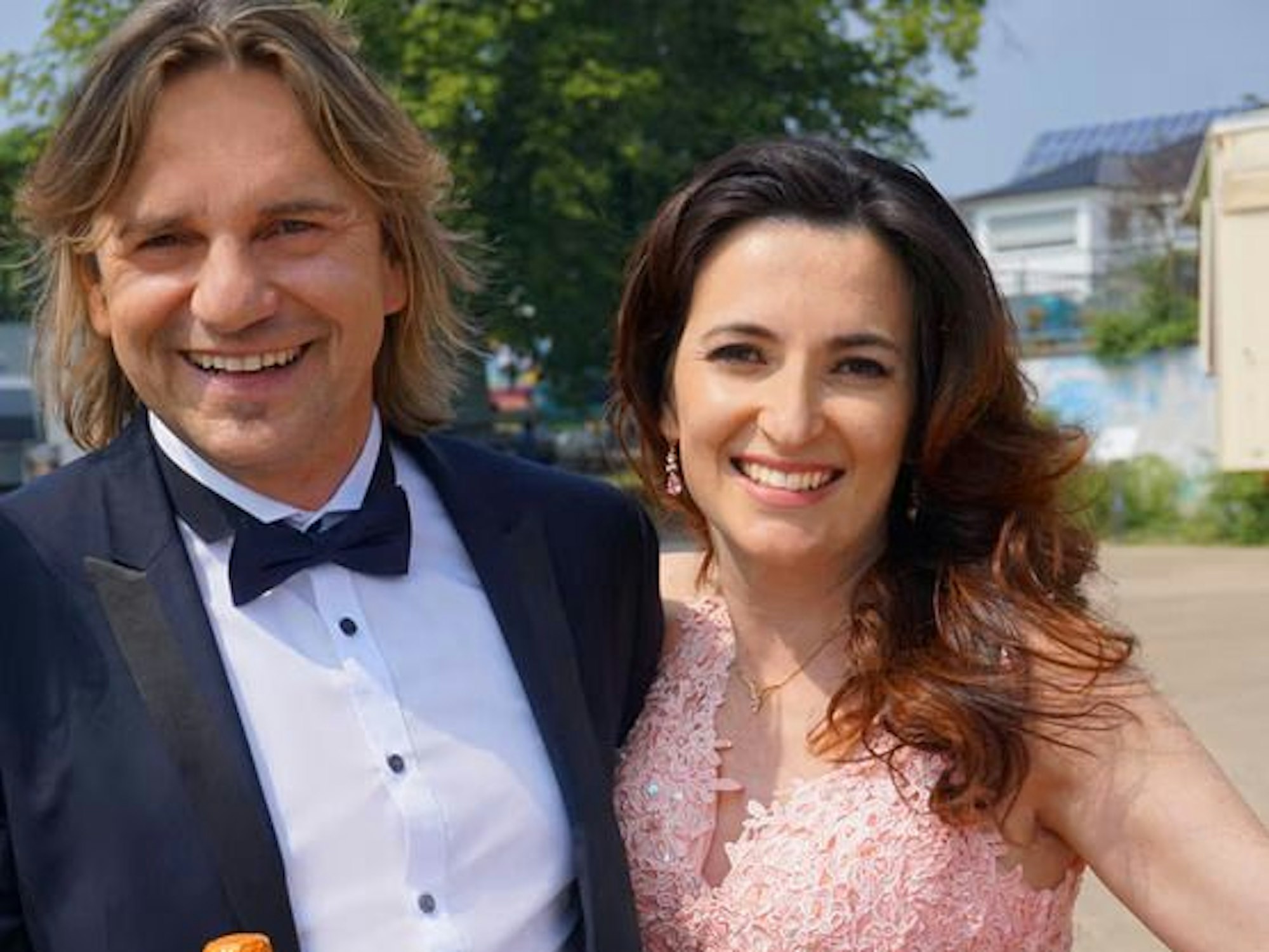 Jens Streifling (l.) und Lidia (r.) halten sich lachend im Arm. Wegen des Krieges ist ihr allerdings aktuell nicht zum Lachen zumute.