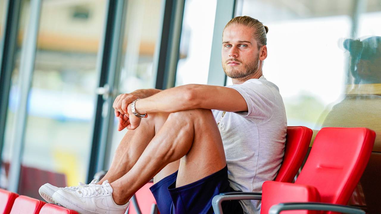 Rurik Gislason, Spieler des Fußball-Zweitligisten SV Sandhausen, sitzt während eines Gesprächs auf der Stadiontribüne.