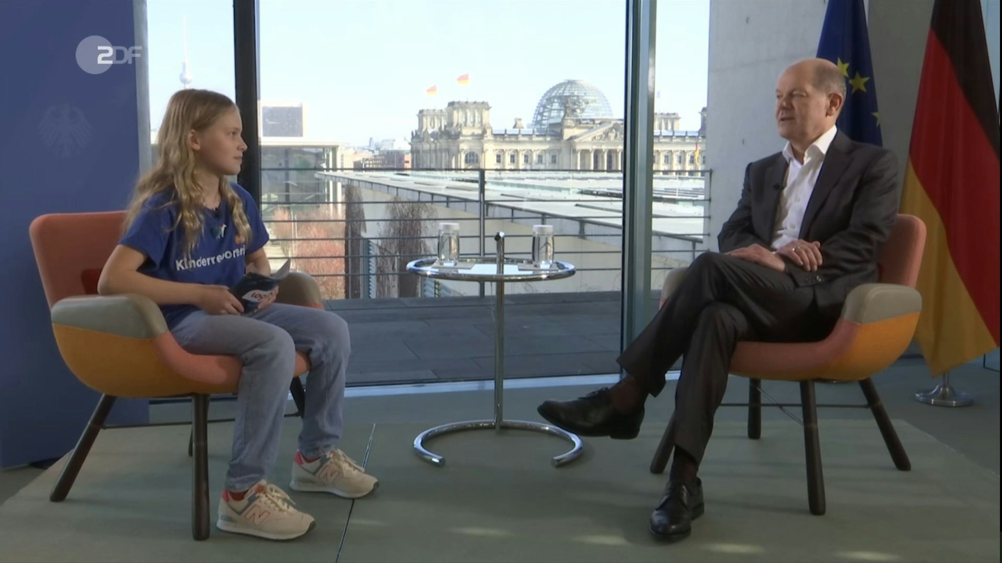 Bundeskanzler Olaf Scholz stellte sich den Fragen von "logo!"-Kinderreporterin Polina.