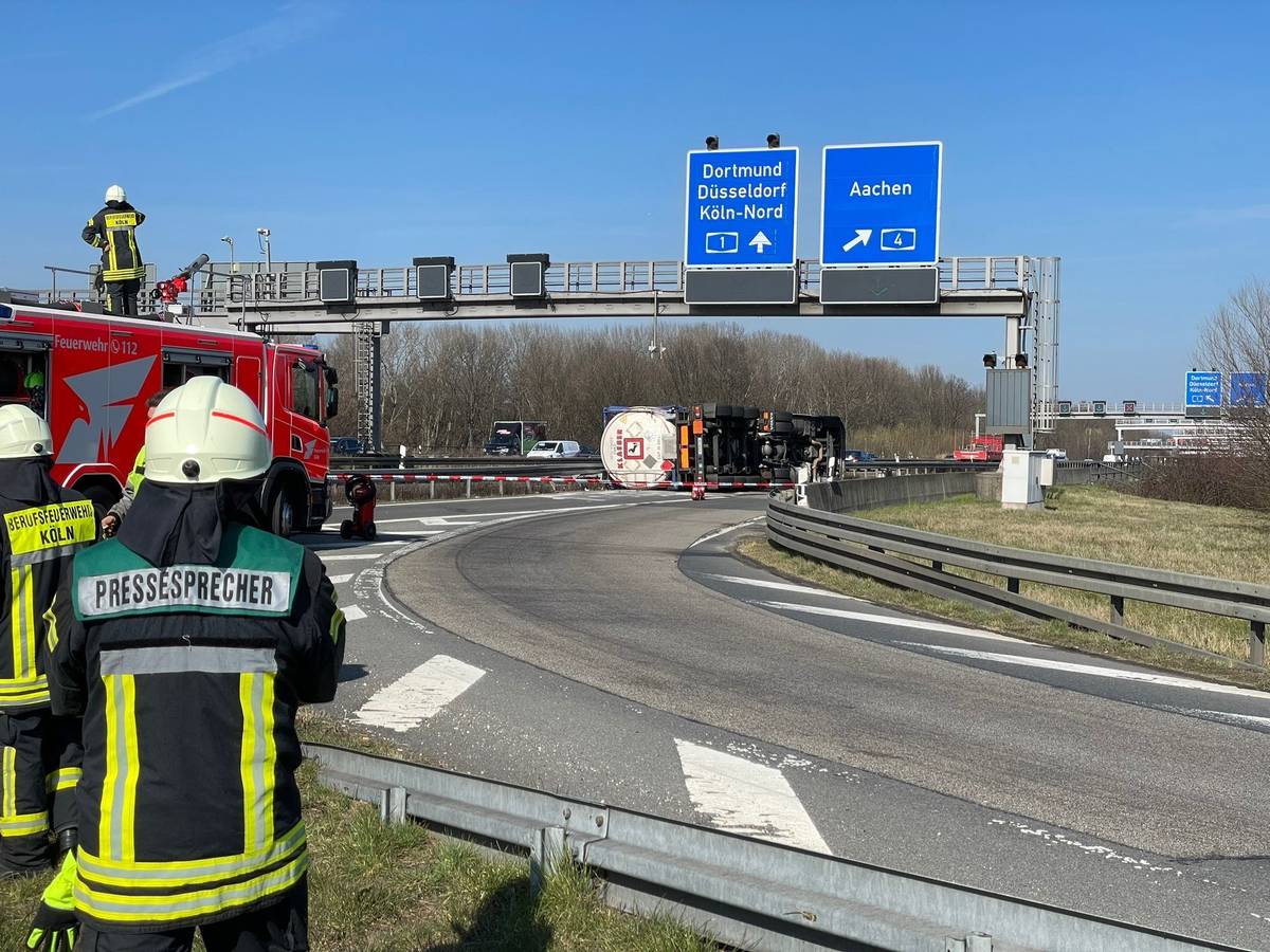 Ein Lkw liegt auf der Seite, davor steht eine Feuerwehrfahrzeug.