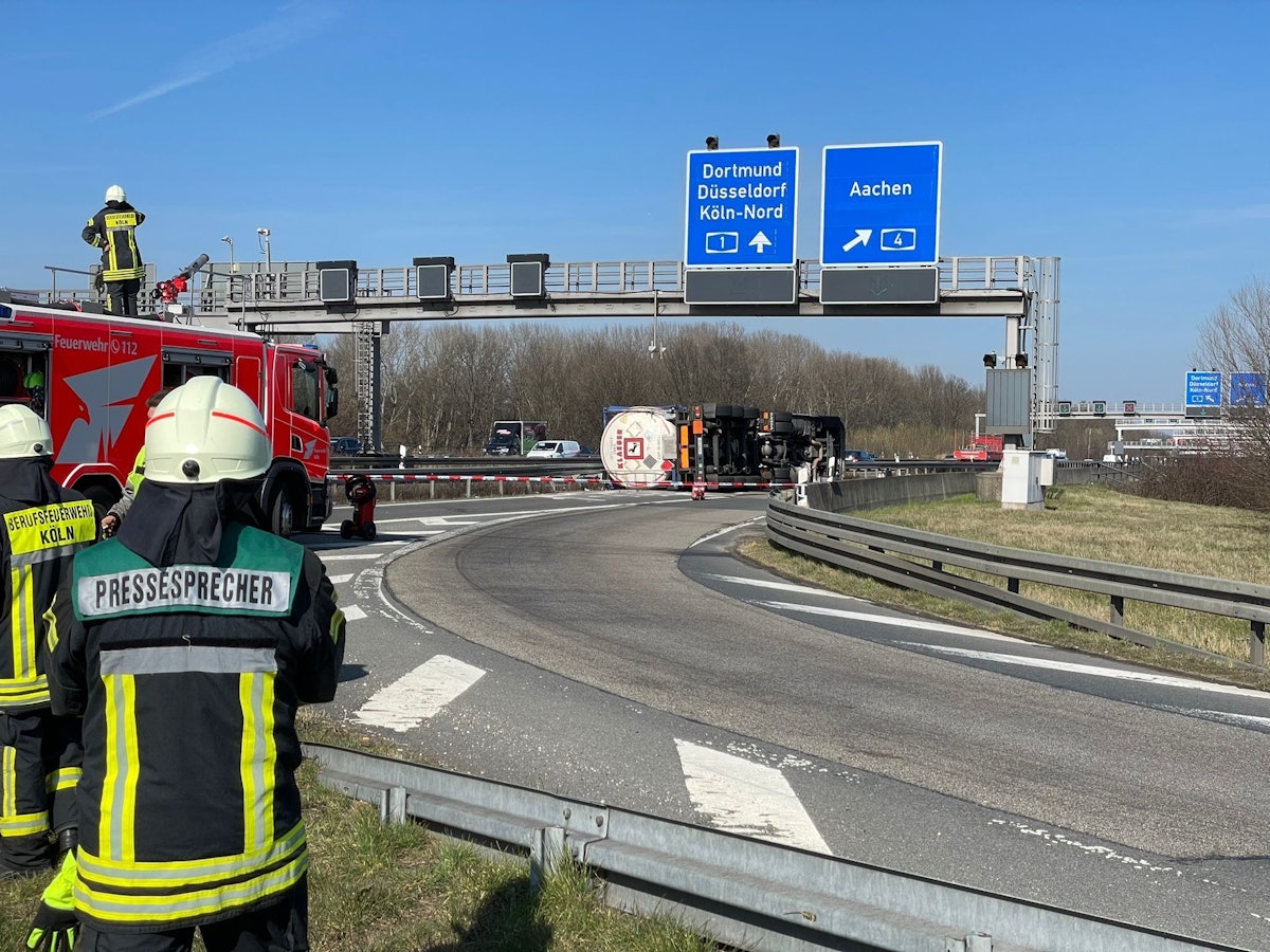 Ein Lkw liegt auf der Seite, davor steht eine Feuerwehrfahrzeug.