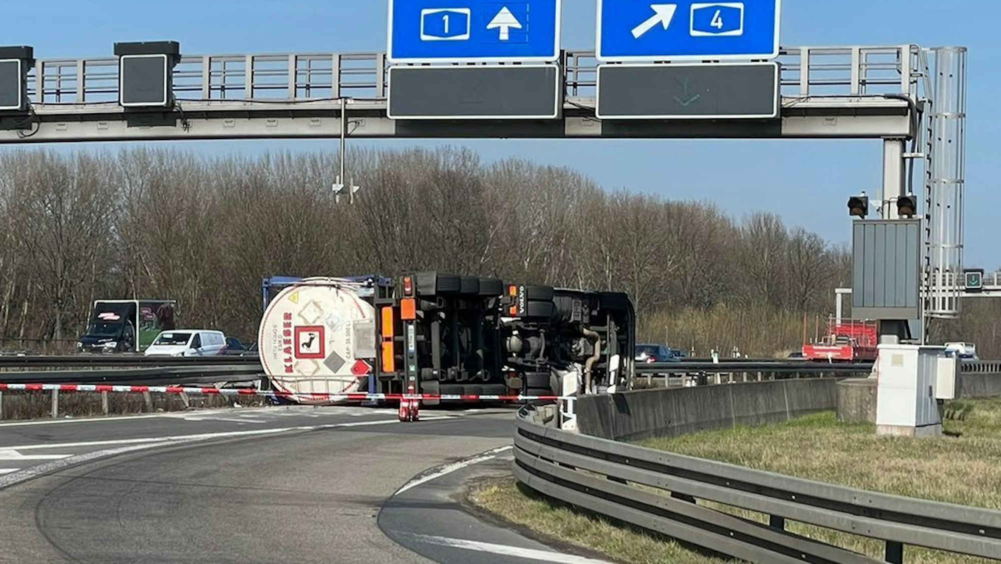 Ein Lkw liegt auf der Seite, davor steht eine Feuerwehrfahrzeug.