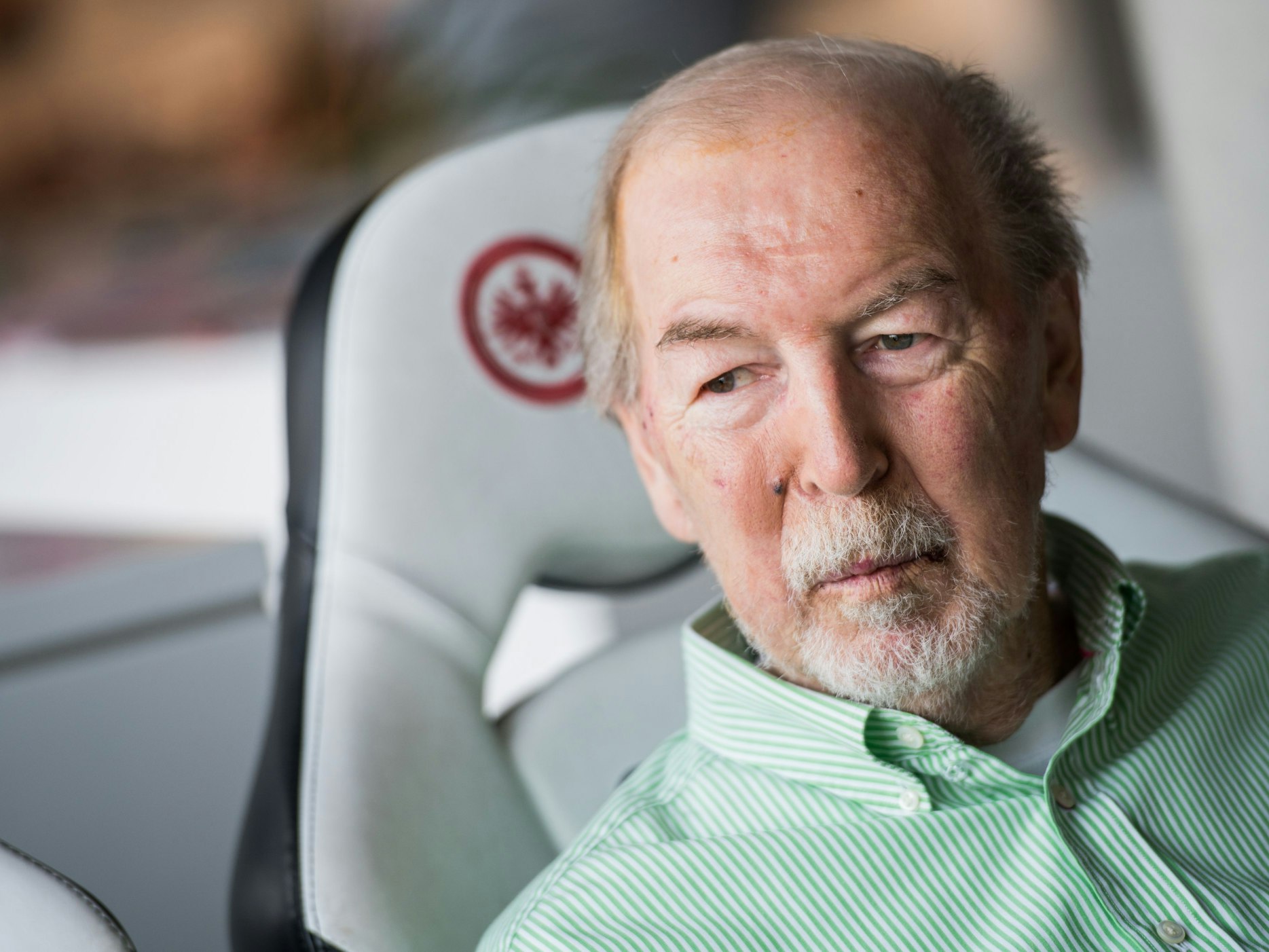 Jürgen Grabowski, Fußballweltmeister 1974, sitzt im Eintracht Frankfurt Museum.