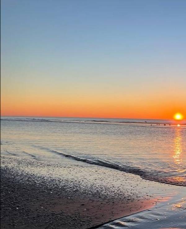 Sonnenuntergang an der niederländischen Küste. Niederlande/Holland. Katwijk, 2022.