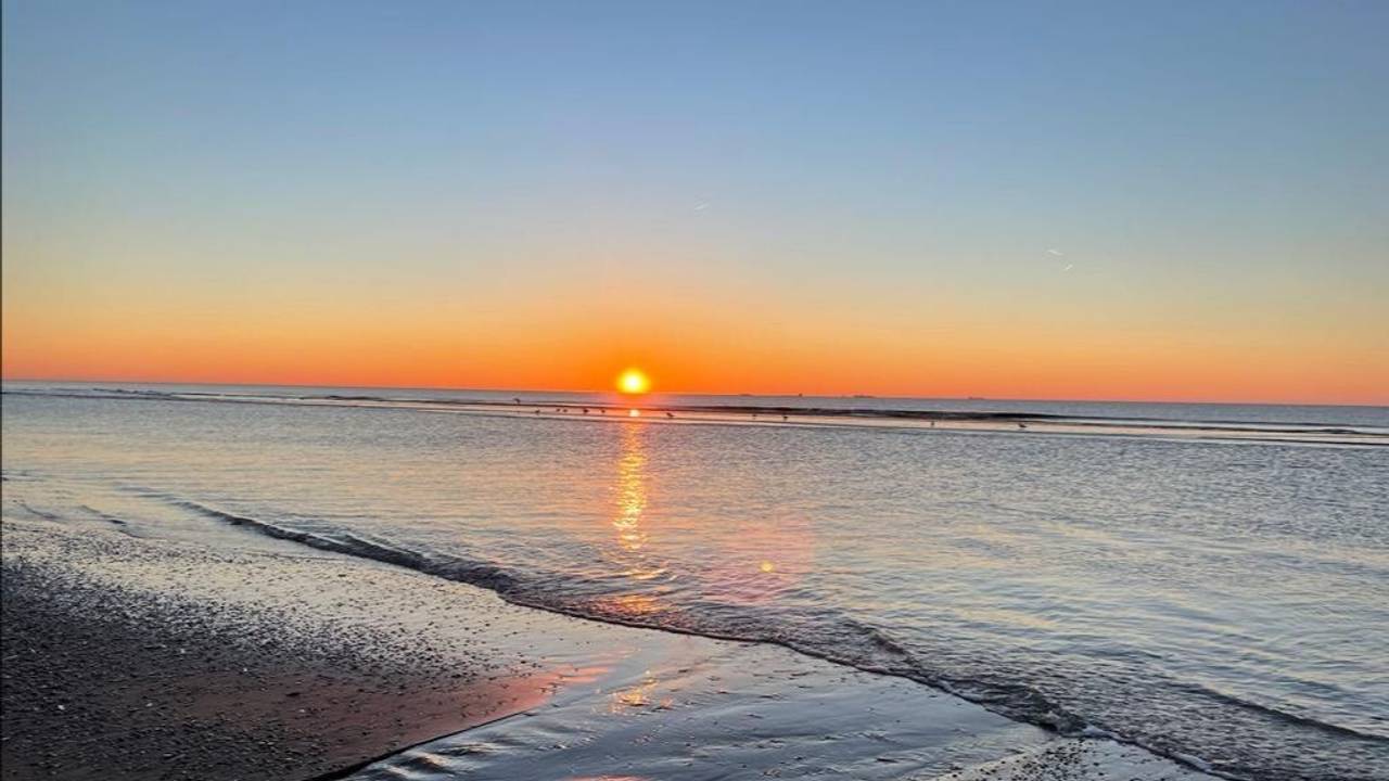 Sonnenuntergang an der niederländischen Küste. Niederlande/Holland. Katwijk, 2022.