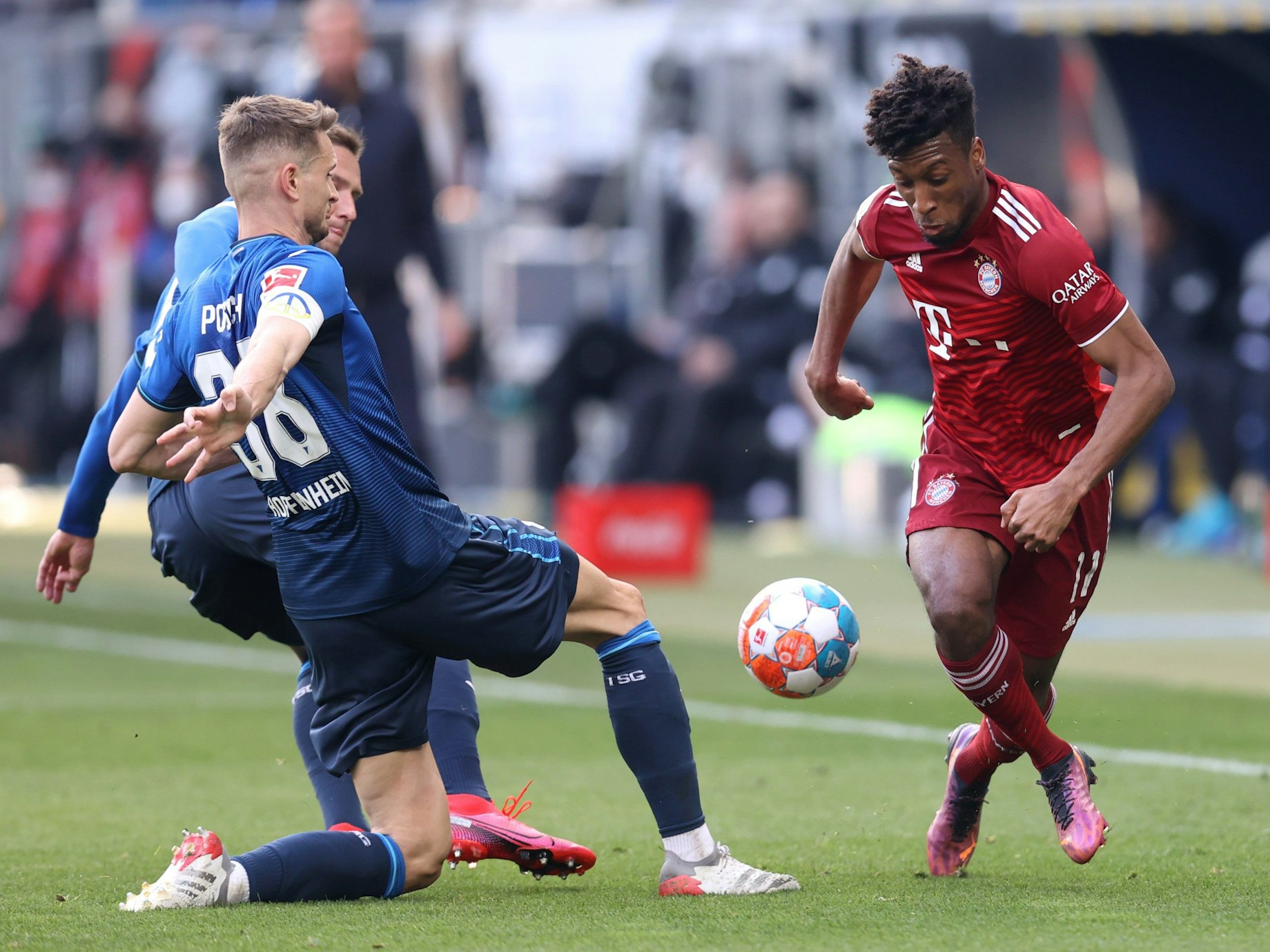 Kingsley Coman kämpft mit Stefan Posch um den Ball