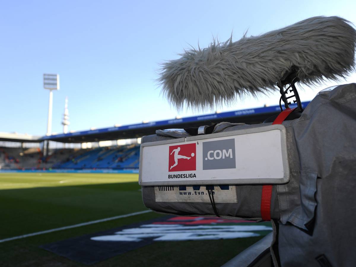 Eine TV-Kamera beim Bundesliga-Spiel des VfL Bochum gegen Greuther Fürth am Spielfeldrand.