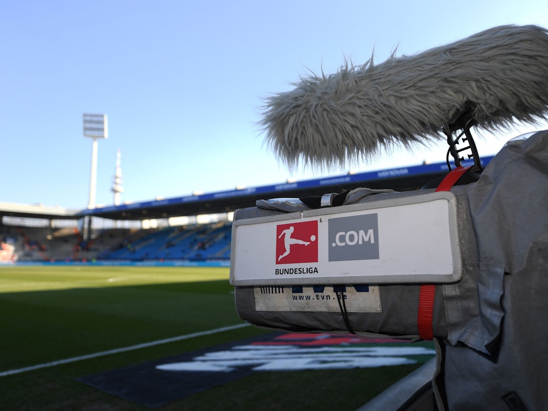 Eine TV-Kamera beim Bundesliga-Spiel des VfL Bochum gegen Greuther Fürth am Spielfeldrand.