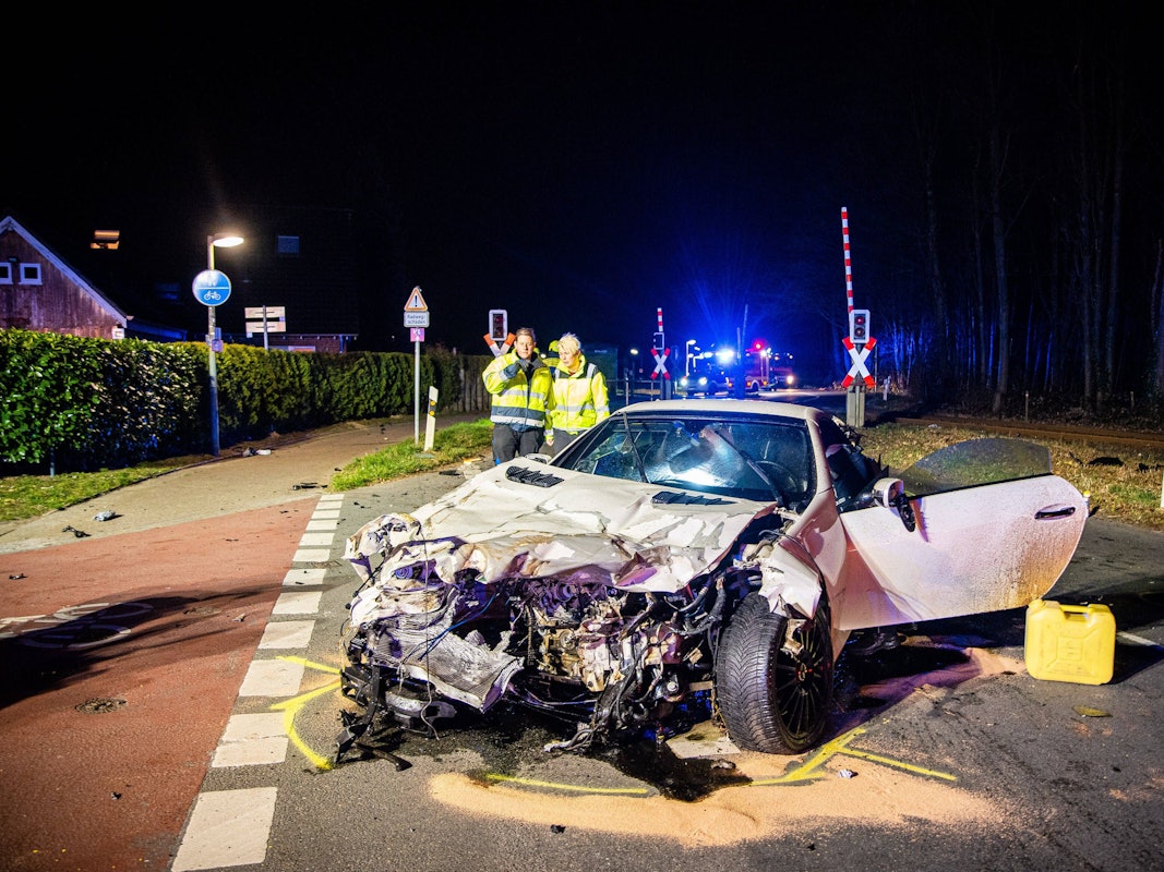 Ein zerstörter PKW, nachdem er in einen fahrenden Zug gekracht ist.