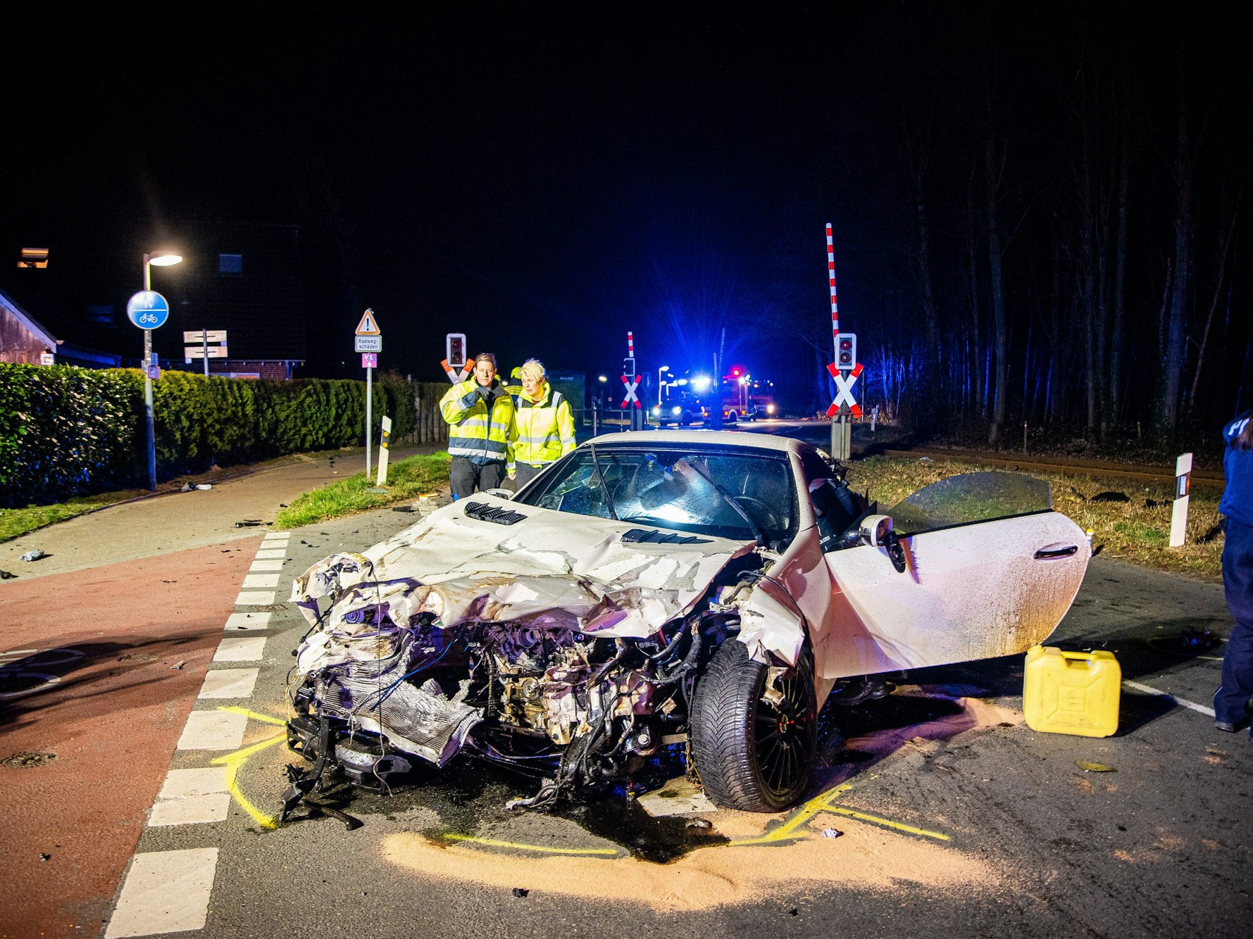 Ein zerstörter PKW, nachdem er in einen fahrenden Zug gekracht ist.