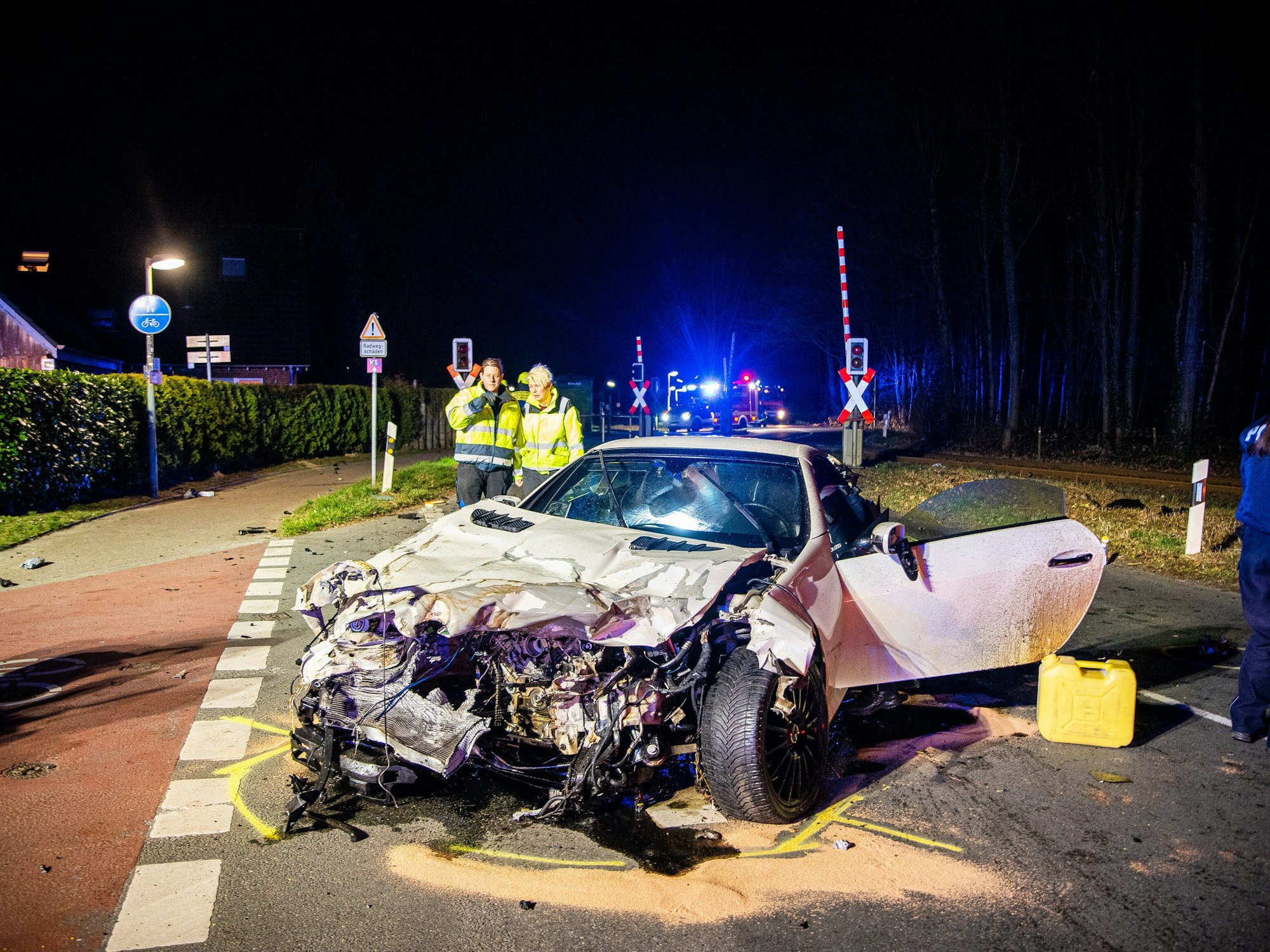 Ein zerstörter PKW, nachdem er in einen fahrenden Zug gekracht ist.