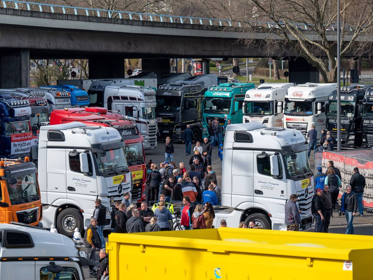 Zugmaschinen stehen auf dem Parkplatz an der Kölner Messe. Dort demonstrierten Lkw-Fahrer gegen die hohen Dieselpreise.