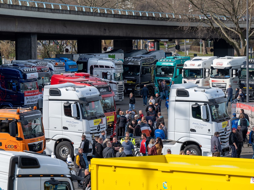 Zugmaschinen stehen auf dem Parkplatz an der Kölner Messe. Dort demonstrierten Lkw-Fahrer gegen die hohen Dieselpreise.