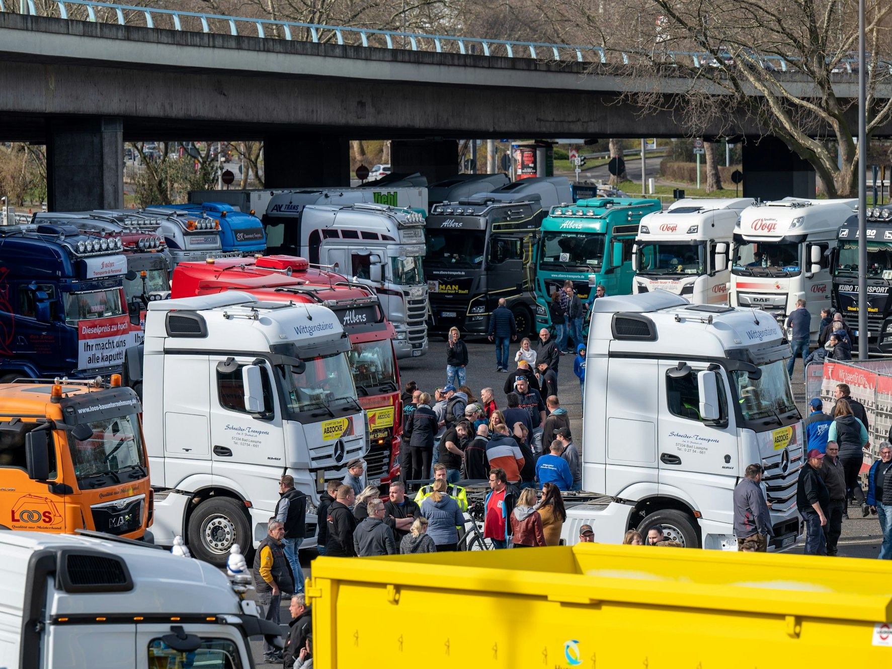 Zugmaschinen stehen auf dem Parkplatz an der Kölner Messe. Dort demonstrierten Lkw-Fahrer gegen die hohen Dieselpreise.