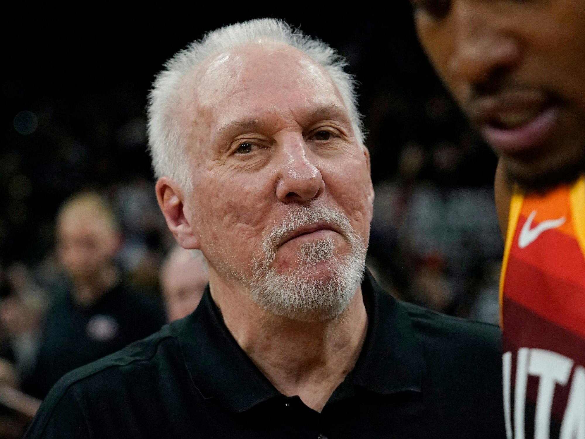 Der Trainer der San Antonio Spurs, Gregg Popovich, reagiert am Spielfeldrand.