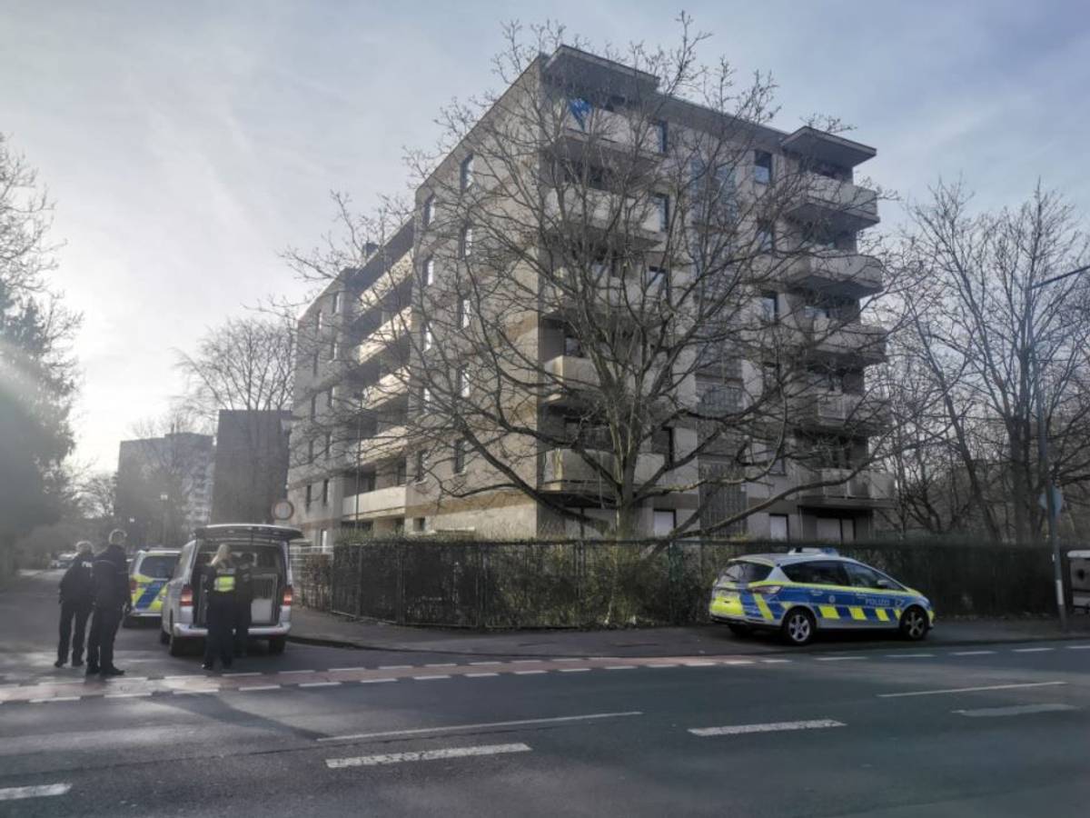 Polizei steht vor dem besetzten Haus der Russischen Föderation in Köln-Sülz.