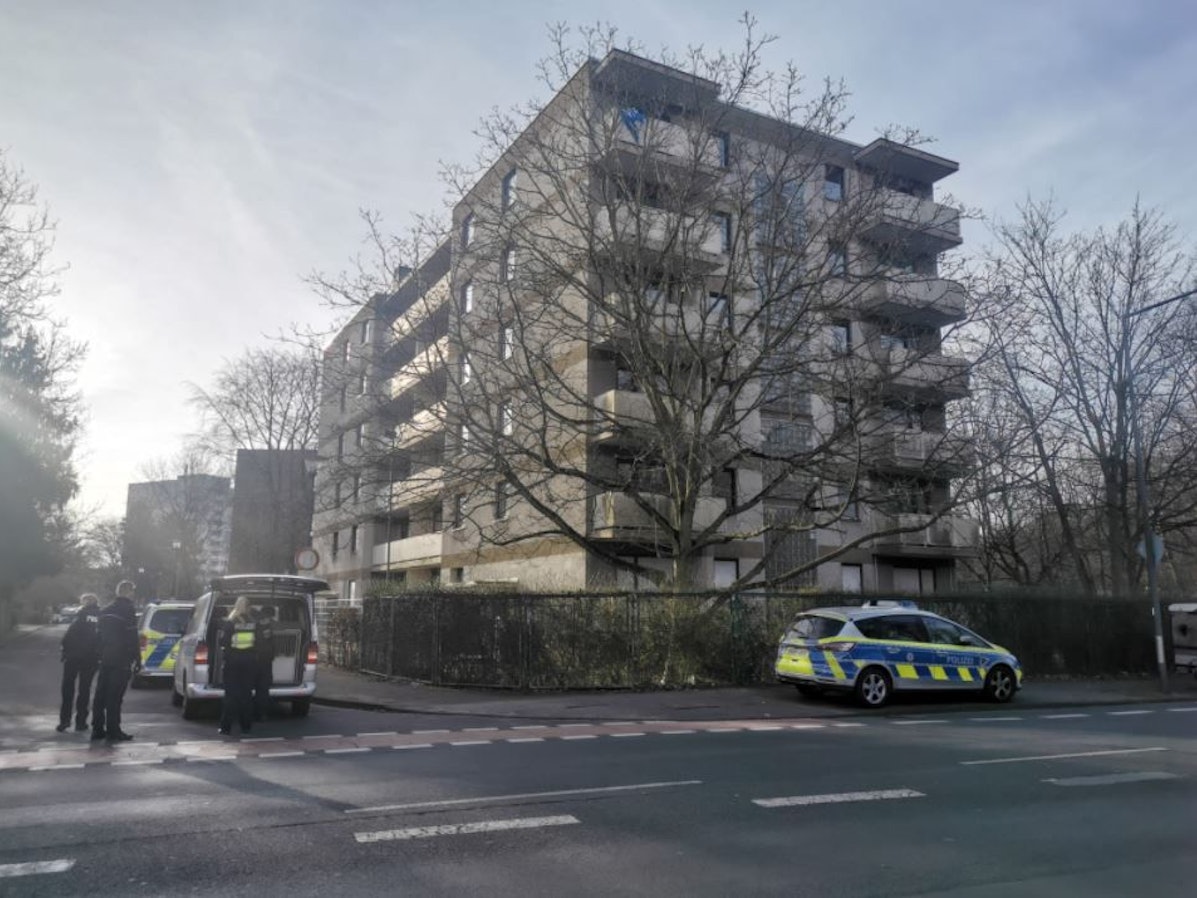 Polizei steht vor dem besetzten Haus der Russischen Föderation in Köln-Sülz.