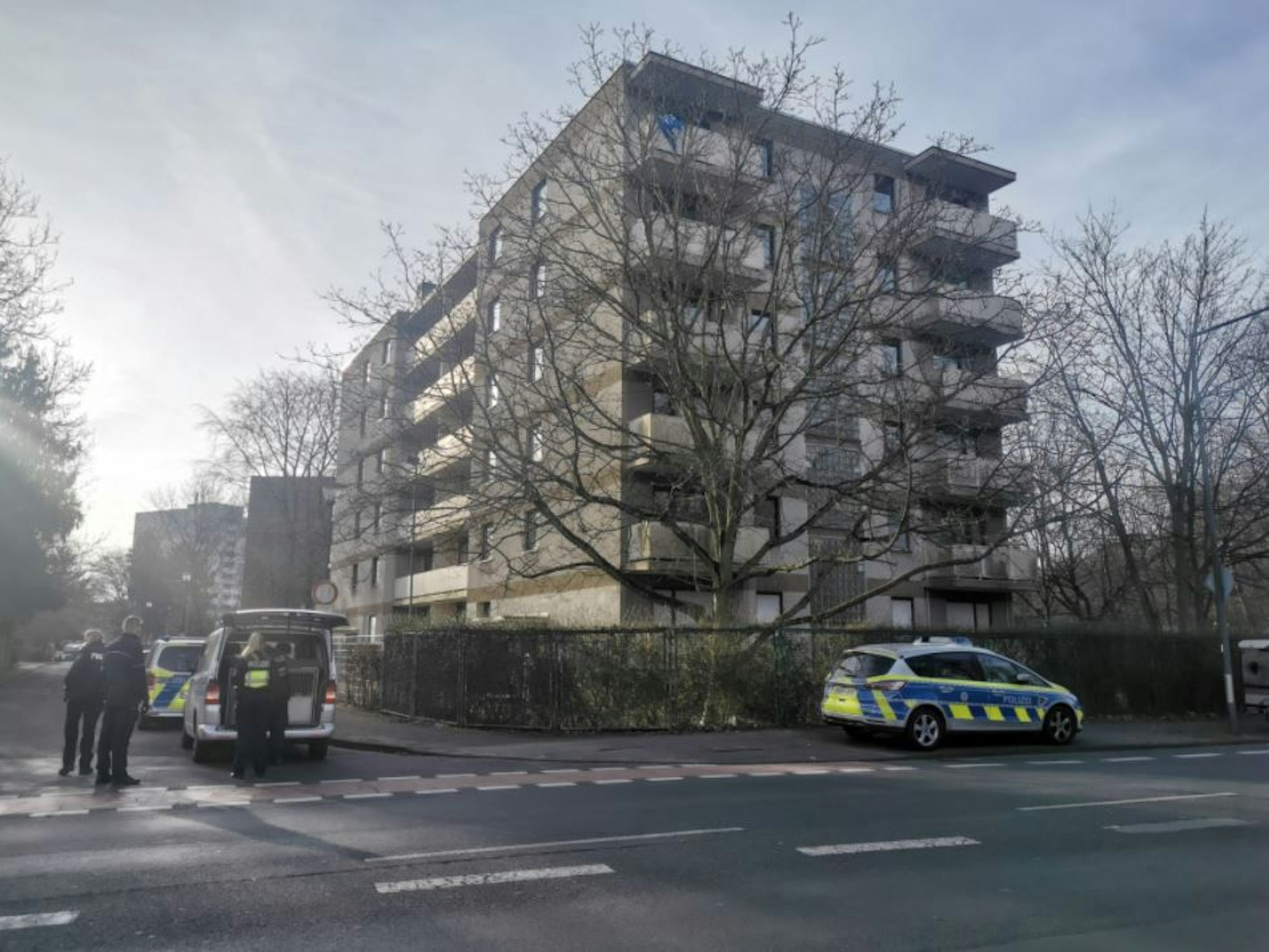 Polizei steht vor dem besetzten Haus der Russischen Föderation in Köln-Sülz.