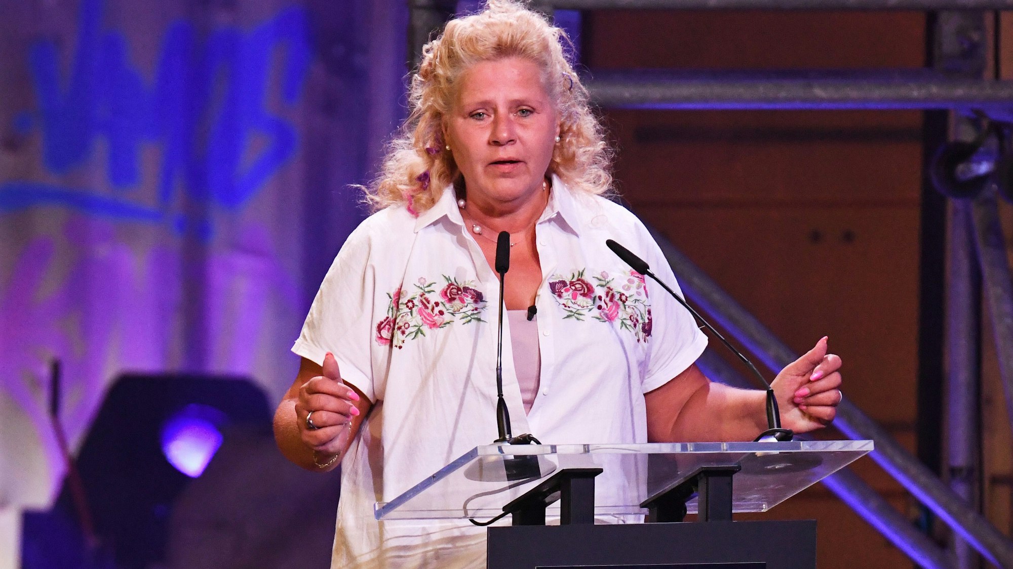 Silvia Wollny spricht in in Mikro.