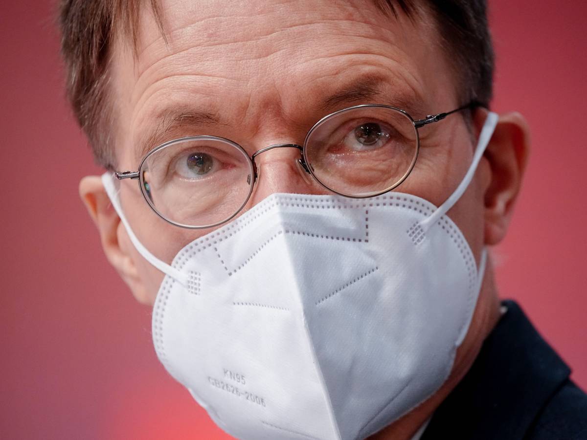 Maskenpflicht: Warum steht die Maske so sehr im Fokus? Weshalb wollen so viele, dass die Maskenpflicht verschwindet? Unser Bild zeigt Gesundheitsminister Karl Lauterbach (SPD) mit einer FFP2-Maske 2021.