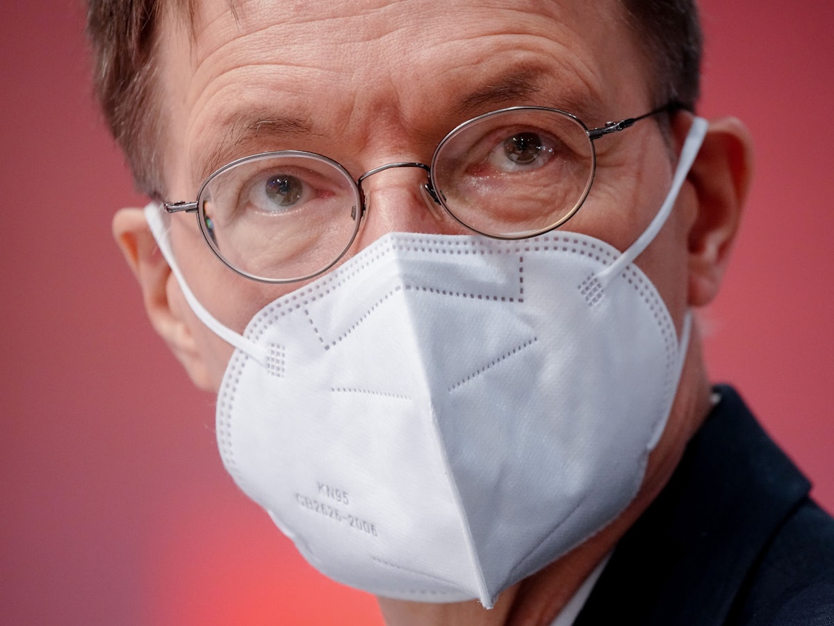 Maskenpflicht: Warum steht die Maske so sehr im Fokus? Weshalb wollen so viele, dass die Maskenpflicht verschwindet? Unser Bild zeigt Gesundheitsminister Karl Lauterbach (SPD) mit einer FFP2-Maske 2021.
